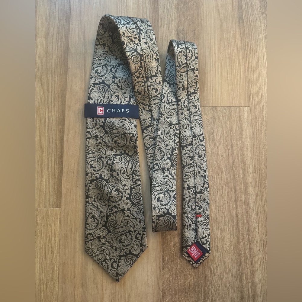 Chaps Men's Paisley Neck Tie Gold / Black 100% Silk  NWOT